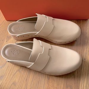 Size 40. NWT Hermes calya mules / clogs. Beige leather. Never worn.